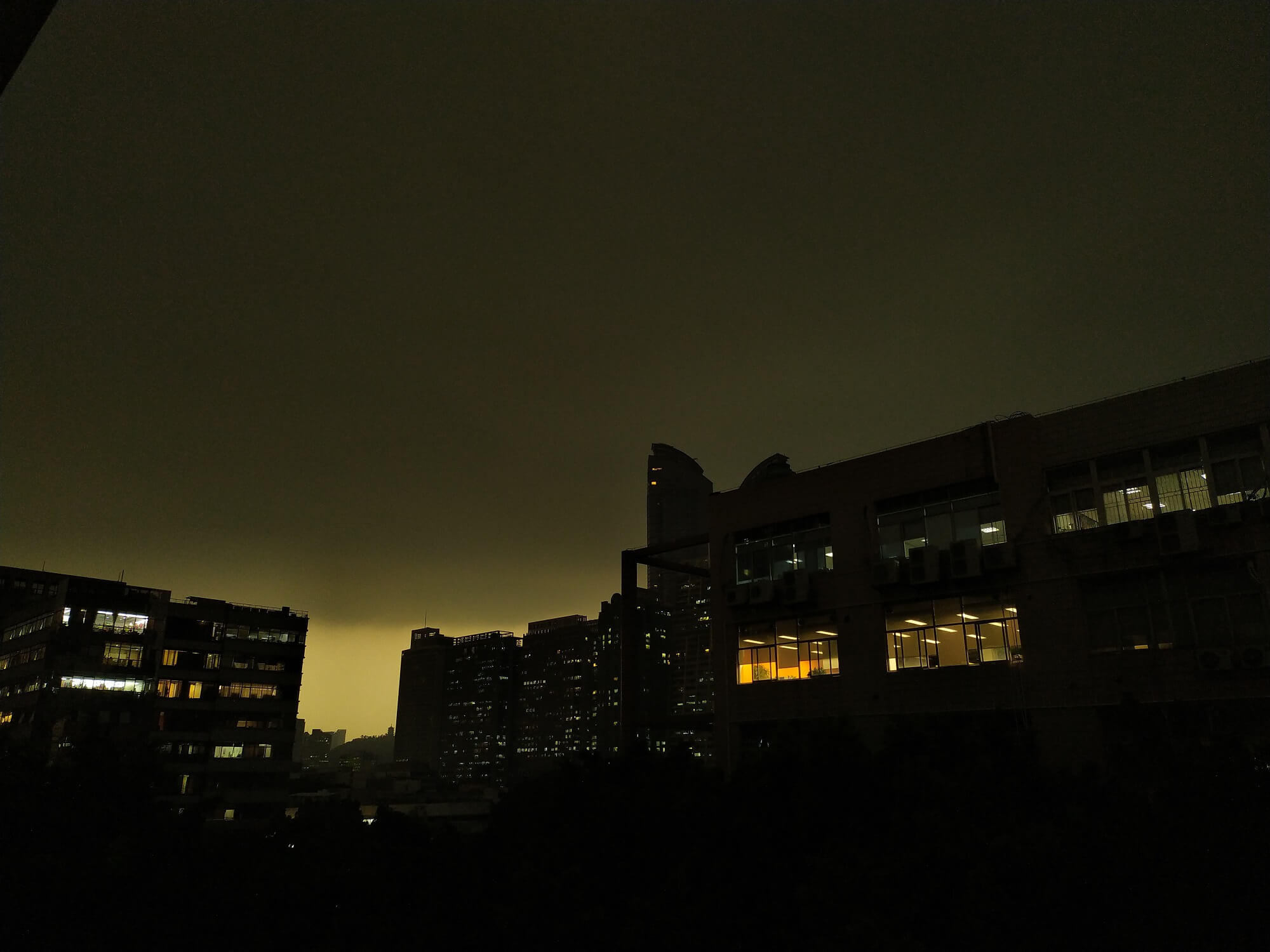 分享一张此时此刻的城市风景图_主机参考